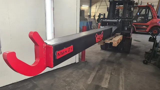 Truck med løftearm og rød krok merket “Max 2t” og “HKS”