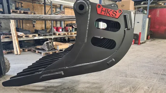 Sort sikteskuff med HKS-logo henger i verkstedmiljø